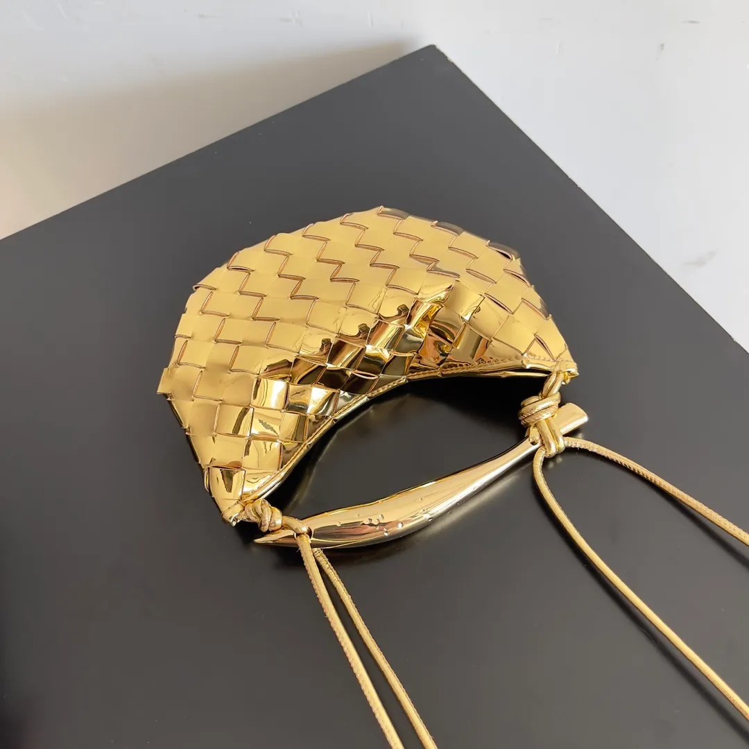 Batch of 1260 BV Mini Sardine is coming‼ ️Super high-end, stainless steel hardware + 24k real gold plating process, fish scales (concave and convex positions) are the finishing touch, the sardine bag that can be carried cross-body is completely beautiful to the heart. The metal element handle and the weaving are perfectly combined to completely integrate the artistic sense and elegance and fashion. It is really like a work of art🏺The large size is elegant, the small size is exquisite and cute, a must-have item for fashionistas, and the details are perfectly reproduced. Style number: 744267 Size 20*12*2.5